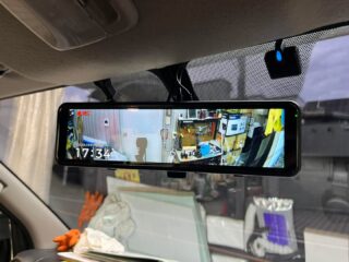 NV350のN様❣️
⁡
お仕事車は車内が道具満載で後方視界を確保したいとの事でコムテック製のデジタルインナーミラー型ドライブレコーダーを取付👍
⁡
後方視野もバッチリで万が一の時も記録保存してくれるので一石二鳥🥺
⁡
N様、この度はご依頼頂き有難う御座いました🙇‍♀️

#中古車納車磨き #狛江市カーコーティング #ウインドフィルム施工専門店 #安値の凹み修理 #リンテックフィルム #多摩地区カーコーティング #ウインドフィルム貼り替え #業販もご相談ください #セダーブレイブ #東京都カーコーティング #nv350 #nv350キャラバン #コムテックドライブレコーダー #デジタルインナーミラー #デジタルインナーミラー付ドライブレコーダー #車検 #車検整備 #板金 #板金塗装🚗 #板金塗装 #狛江市東和泉 #水道道路 #水道道路沿い